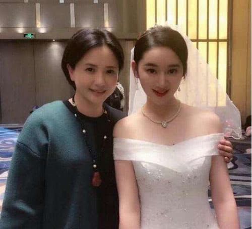 她年轻比范冰冰还美,前夫患病不幸去世,女儿现