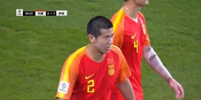 国足半场低级失误0-2落后,中国足球锋线靠外援