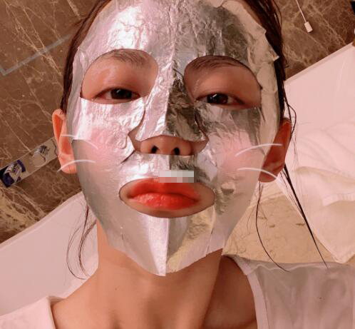 张嘉倪晒面膜照,价格令人吃惊:4片近700元!袜子要1千多元