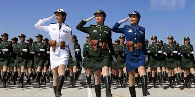 中国女兵在阅兵典礼上,为何必须穿丝袜?女兵偷偷告诉你真相