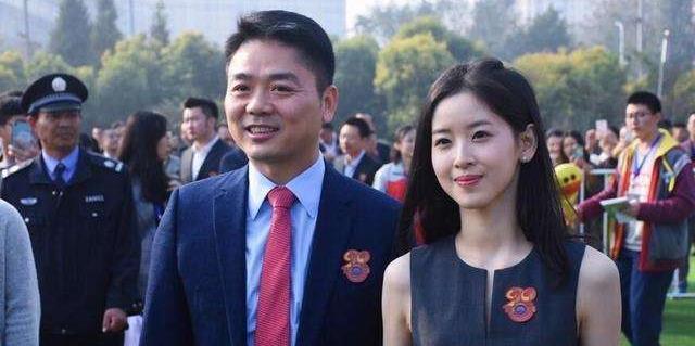 刘强东妹妹因难产去世,刘强东带奶茶妹妹回老家参加葬礼