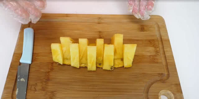 凤梨怎么切才好看?只需竖切三刀,轻松吃到果肉