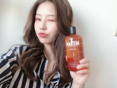 车库摇言只是昙花一现?不,她又回来推马丁沐浴