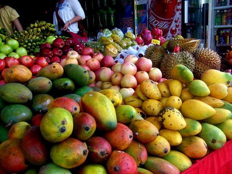 三亚本地人经常光顾的水果市场,超大芒果如此
