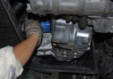 给汽车保养，别只换机油！老司机：这孔顺便清理下，省油动力足！