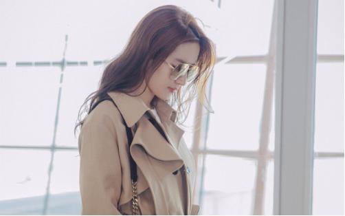 刘亦菲黑色拖尾长裙,时尚靓丽明艳动人。