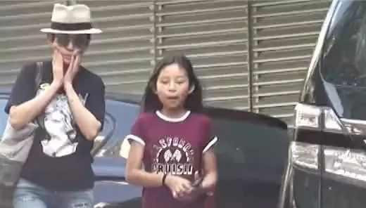 吴君如12岁女儿近照，与父母外出吃饭打扮成熟，还特意穿了高跟鞋