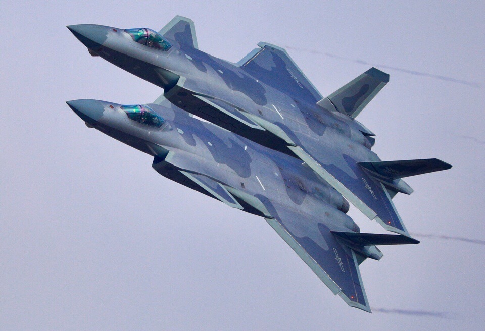 歼20新照又引爆关注,以这样少见的姿态展现,意