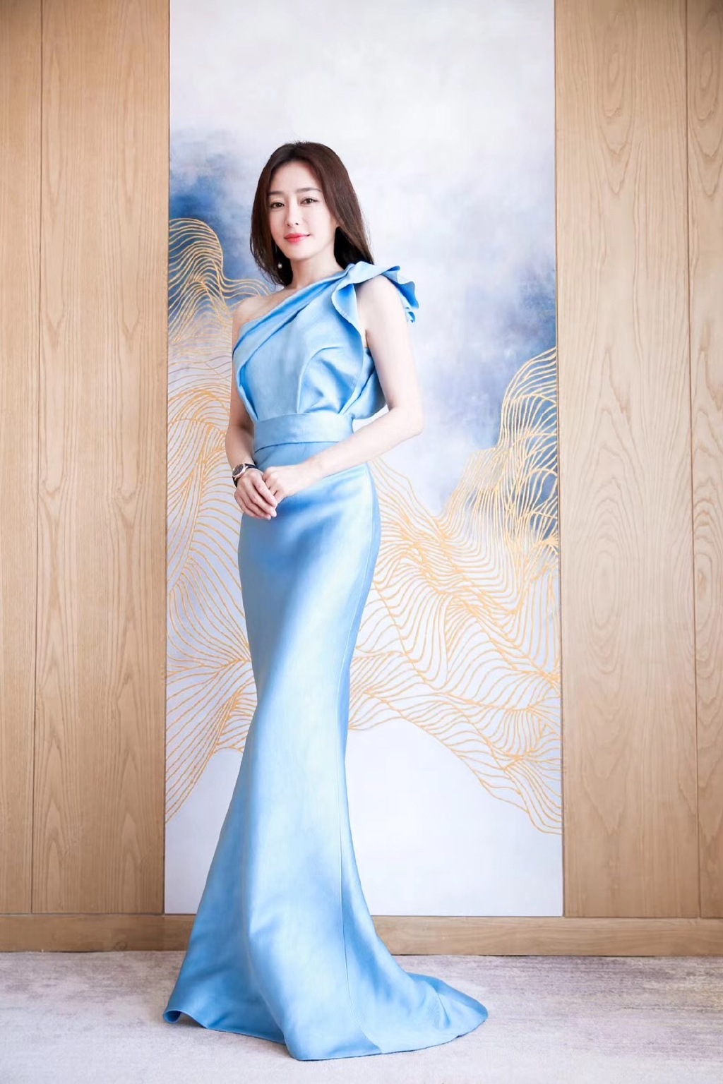 真空风衣_只穿了件风衣真空外出(3)