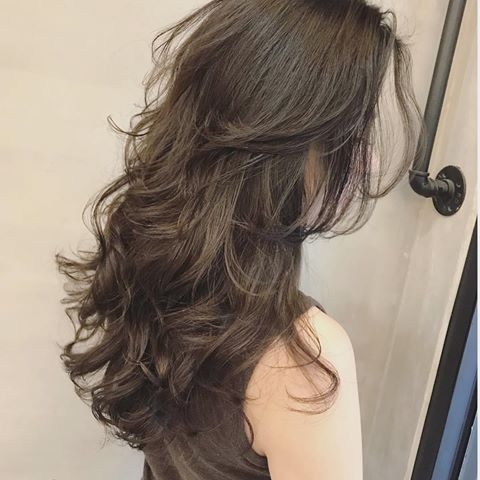 长发今年流行造型烫,不老气又浪漫时尚