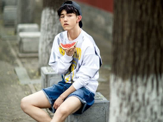 郭俊辰,身着帅气西装散发少年感的大男孩,实力圈粉!
