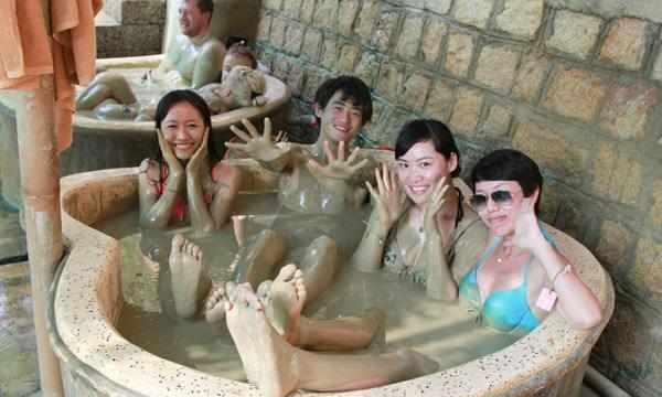 越南泥浆浴可以男女混浴？大家在浴池里这样做，场面实在辣眼睛！