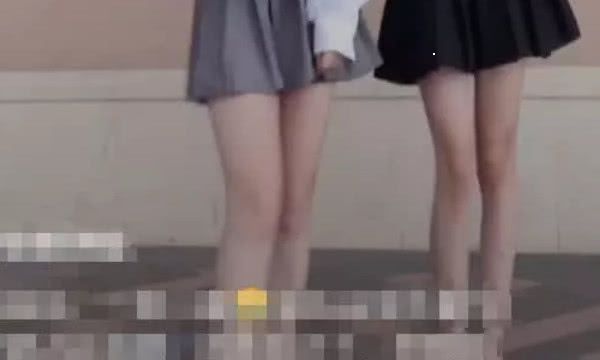 抖音一姐妹爆红,当漫画腿碰上牙签腿,网友:这画面有点尴尬!