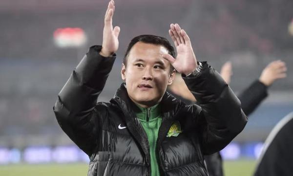 足协杯决赛首回合结束,国安球员拉横幅感谢球