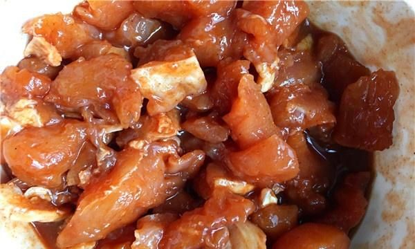 板栗烧鸡的正宗特色做法，酱香浓郁，肉软入味！