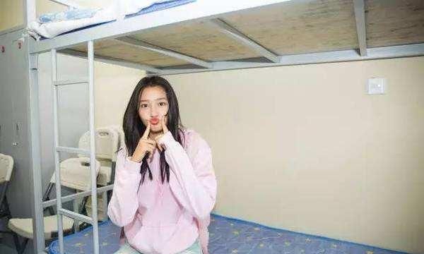 关晓彤班级合影被公开!她居然不是班里最美的