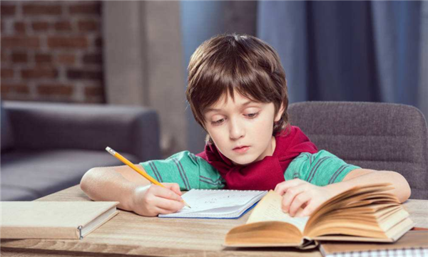 为什么孩子总是逃避写作业?家长该反思自己的