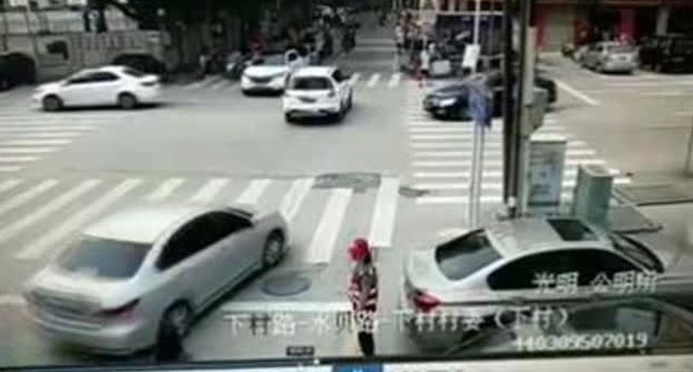 搅拌车转弯碾压电动车致骑车人当场死亡，司机疏忽大意可能要负全责