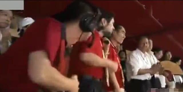 08年奥运会开幕式有个重大失误，张艺谋紧握拳头气得差点摔耳机