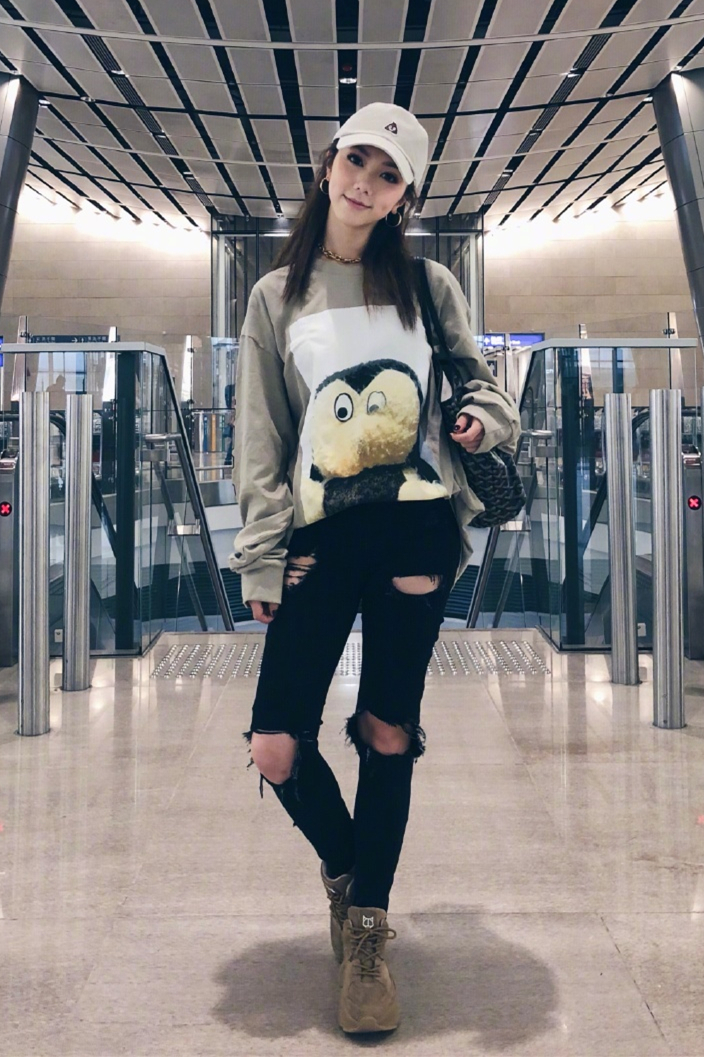 背同款购物袋,关晓彤宛如买菜大妈,邓紫棋大6