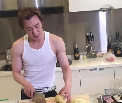 参观李咏曾经住的豪宅，在家会经常下厨做饭，很疼爱老婆女儿