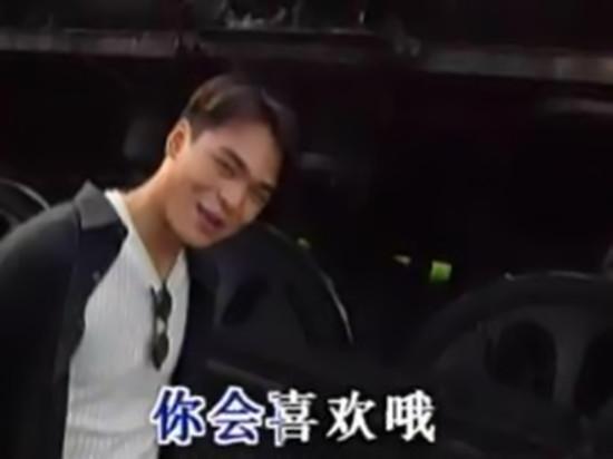 他18岁一曲爆红, 落魄开米粉店, 遇车祸差点失忆, 如今过气走穴