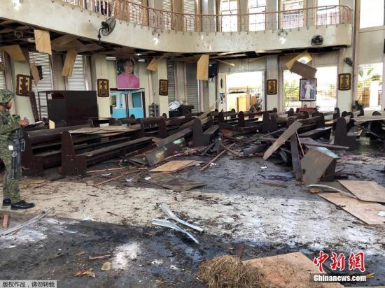 1月27日,菲律宾西南部苏禄省一天主教堂外发生连环爆炸。图为爆炸现场。