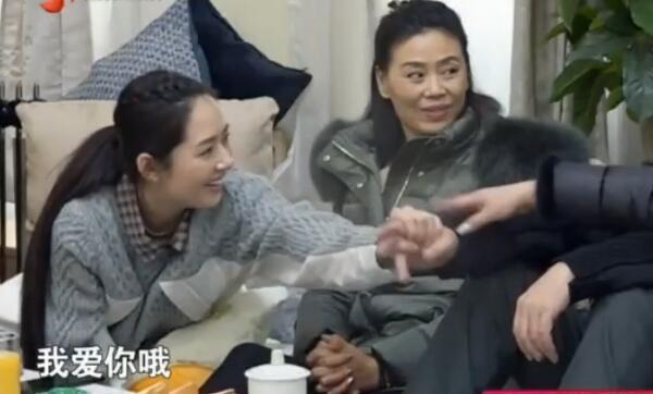 一看到视频中的郭碧婷，向佐笑得好甜，网友:在一起吧!