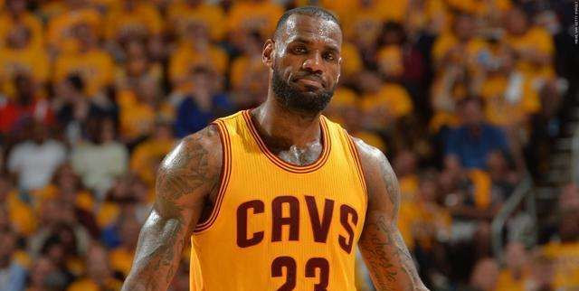 NBA球衣发展史:从短裤腰带的设计到短袖球衣