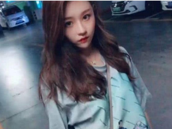 温婉拔牙晒照,网友却关注到膝盖颜色不对,温婉