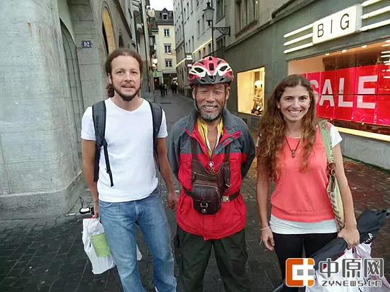 瑞士苏黎士市政厅门前的大街上,一对年轻夫妇帮他找到咖啡店充电