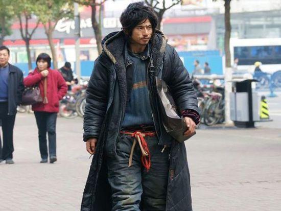 最帅乞丐“犀利哥”近况，因妻子去世精神失常，原来还是个痴情男
