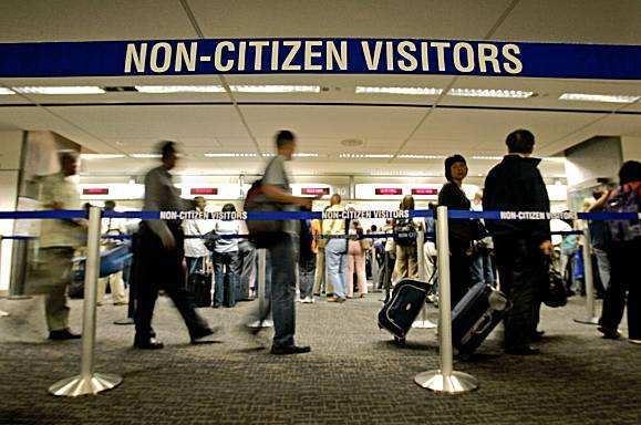 旧护照上有有效申根签证,换了新护照可以持新