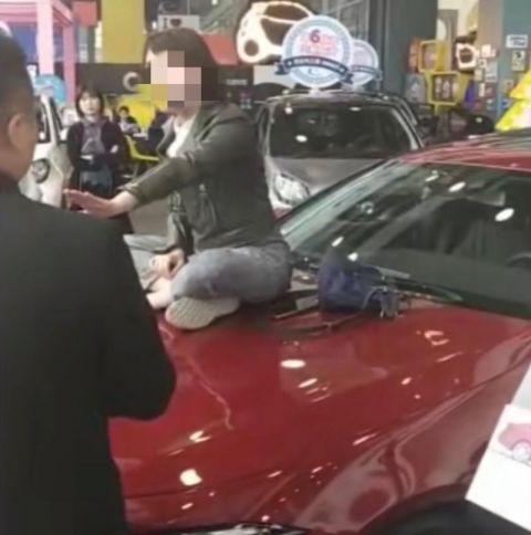 奔驰否认收金融服务费 女车主家属:奔驰有管理经销商责任