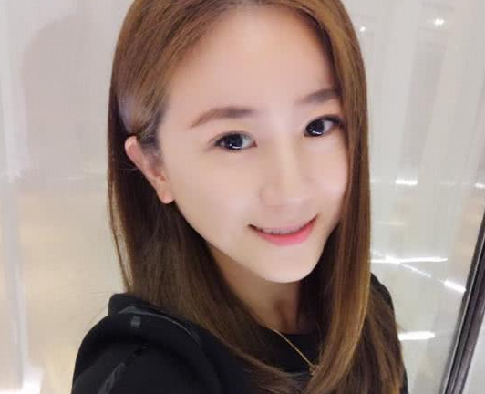 《我爱记歌词》领唱现状，十周年唯独不见程程，帅气老公近照曝光