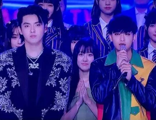 吴亦凡跨年晚会大方拥抱黄子韬破冰,吴亦凡黄