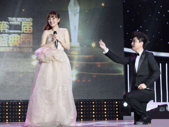 盘点娱乐圈里求婚最感人的6对明星: 最后一对又逗趣又浪漫