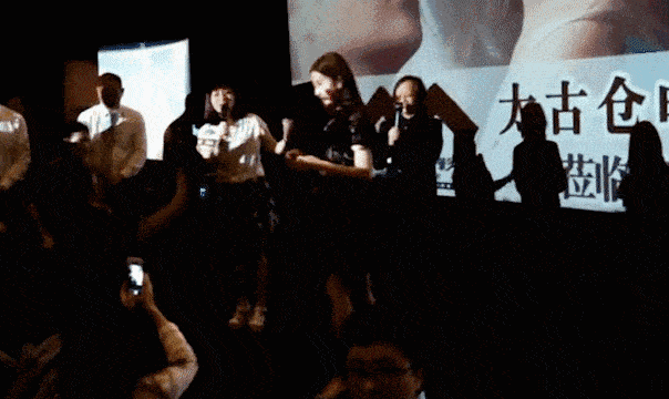 当年扑倒刘亦菲的人，又来跟景甜求婚了，景甜玩笑般回应却被当真