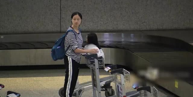 朱亚文老婆沈佳妮带俩孩子现身机场,衣着宽松