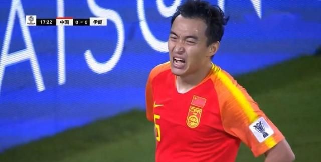 国足半场低级失误0-2落后,中国足球锋线靠外援