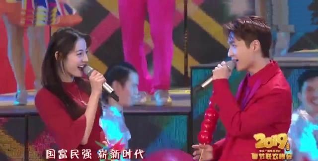 春晚观众席:迪丽热巴张艺兴对视好甜有CP感,T