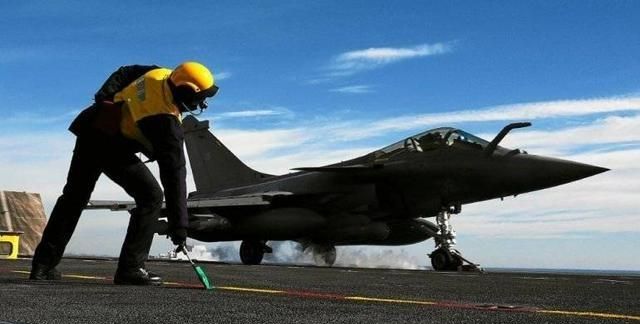 法国航母甲板一次载34架舰载机,辽宁号12架,那