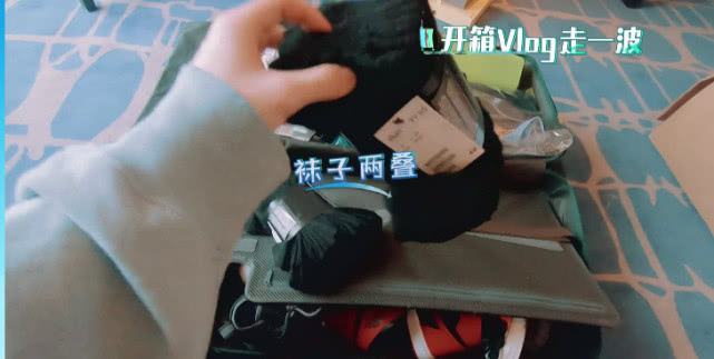 青春的花路:尤长靖不带吃的带袜子,费启鸣成零食囤货达人