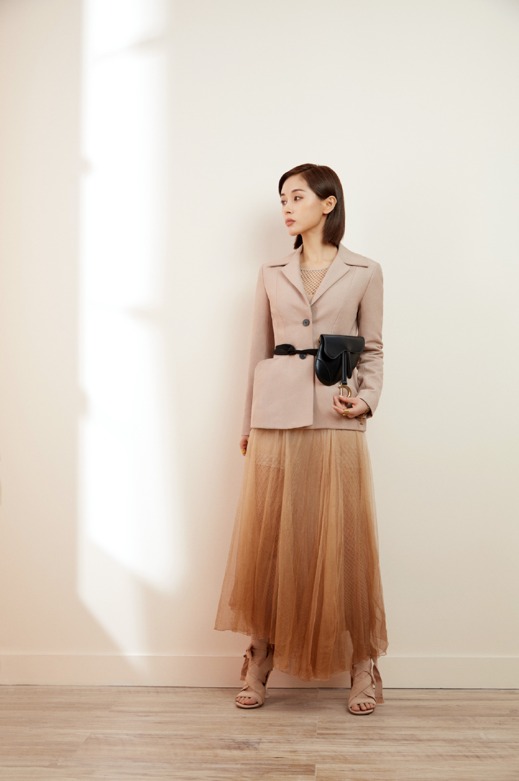 王子文一身中国红秀“竹竿腿”,短发搭配显高10cm,信你只有80斤 王子文一身中国红秀“竹竿腿”,短发搭配显高10cm,信你只有80斤