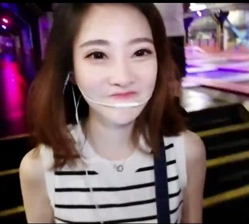 冯提莫直播关美颜,当她抬头笑得那一瞬间,冰山