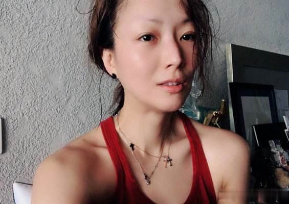 47岁郑秀文晒健身照,完美身材肌肉线条明显,难怪看不出真实年龄