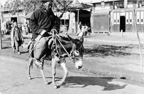 1917年,北京骑驴的老人.