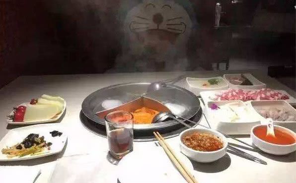 实拍一个人去吃海底捞到底是什么体验?网友吐