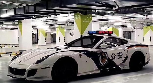 国内警车涂装被国外私家车效仿,网友:国外可以贴中国警车涂装