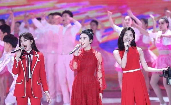 明星跨界上春晚,杨幂的做法比赵丽颖聪明,但江